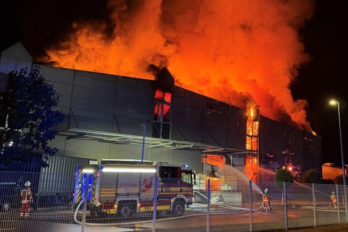 Feuerwehr verhindert Ausbreitung bei Großbrand in Bad Säckingen