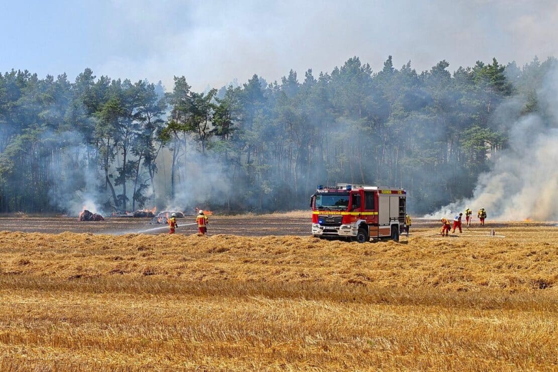Flächenbrand bei Strohernte greift auf Wald über