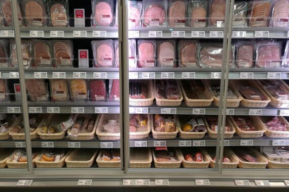Fleisch und Wurst im Supermarkt: Destatis meldet sinkende Produktion von Schlachtfleisch im 1. Halbjahr 2026.