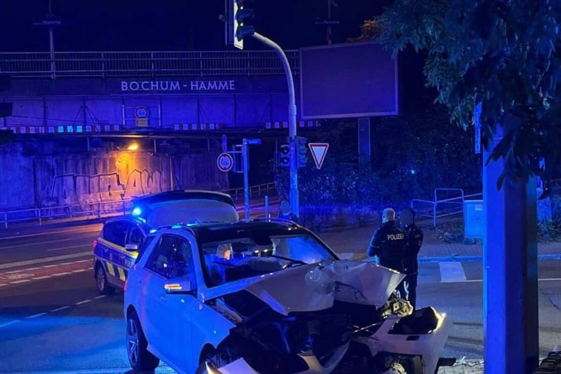 Flucht vor Polizei in Bochum endet mit Unfall und zwei Verletzten