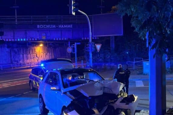 Polizei-Absperrung nach Unfall in Bochum: zwei verletzte Männer bei Kontrolle eines flüchtenden Autos.