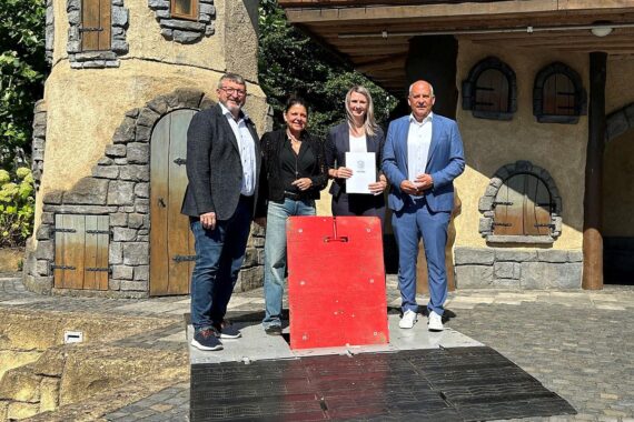 Innenminister Roman Poseck überreicht Förderbescheid mit Bürgermeisterinnen und Bürgermeistern im Gudensberger Stadtpark.