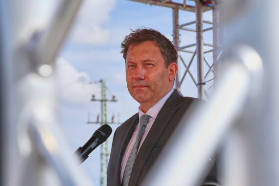 Stehend: Lars Klingbeil im Bild (Archiv), EU-Übergewinnsteuer für Ölkonzerne, Tankstellen-Energiepreise.