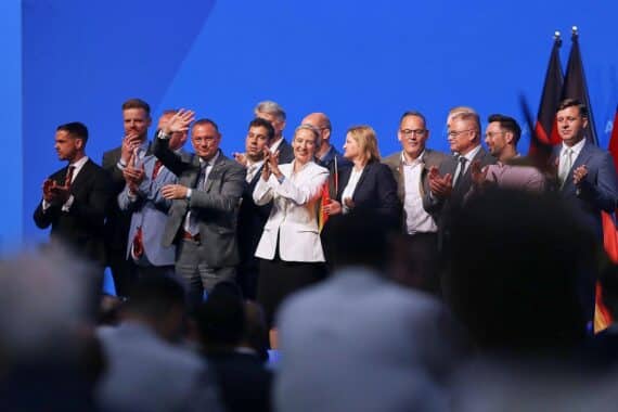 AfD erzielt bei Forsa 28 Prozent; Kanzler Merz unzufrieden, Wirtschaftserwartungen pessimistisch.