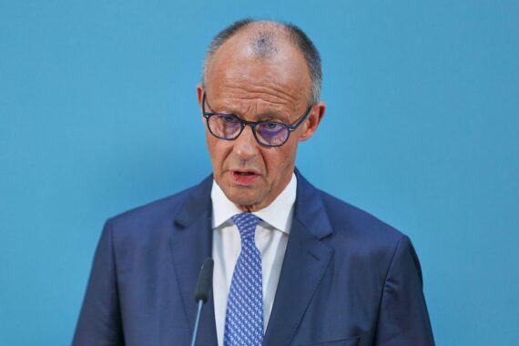Friedrich Merz im Archivfoto, Debatte um schlechte Umfragewerte und mögliche Regierungserholung.