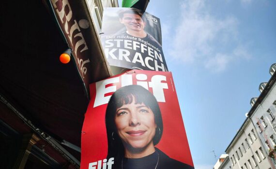 Wahlplakate von SPD und Linke in Berlin, mit Blick auf Umfragewerte vor der Abgeordnetenhauswahl.