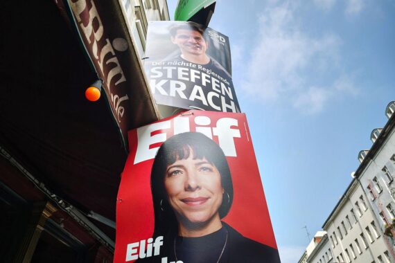 Wahlplakate von SPD und Linke in Berlin, mit Blick auf Umfragewerte vor der Abgeordnetenhauswahl.