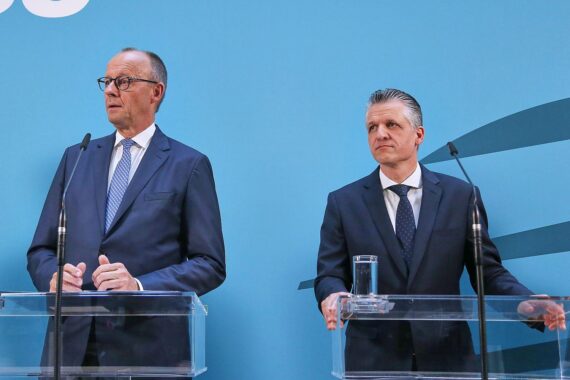 Friedrich Merz und Thorsten Frei im Archivfoto, während Thorsten Frei Einigkeit für die CDU/CSU betont.