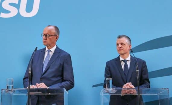 Friedrich Merz und Thorsten Frei (Archiv): CDU-Politiker sprechen über Personalrochade und Fraktionsführung.