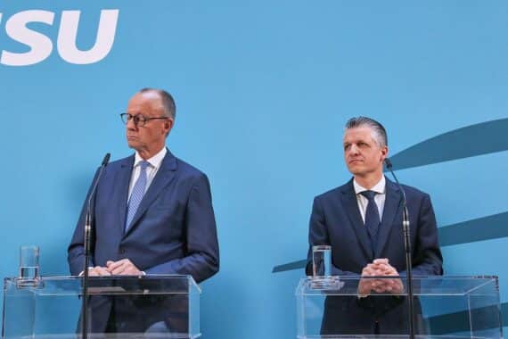 Friedrich Merz und Thorsten Frei (Archiv): CDU-Politiker sprechen über Personalrochade und Fraktionsführung.