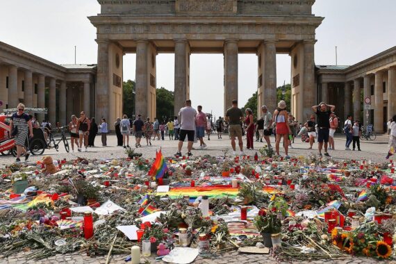 Trauernde Menschen und Polizeipräsenz nach dem CSD-Anschlag in Berlin (31.07.2026).