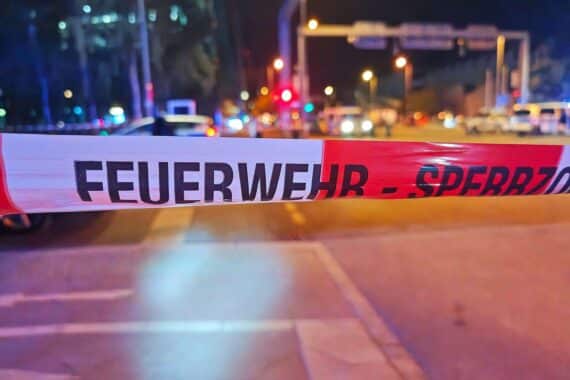 Feuerwehr-Absperrband am Evakuierungsgebiet in Köln-Humboldt/Gremberg nach gefundener Weltkriegsbombe.