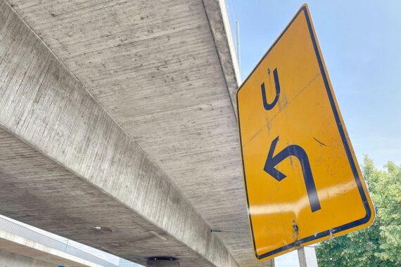 Umleitungsschild: Vollsperrung der L 1160 zwischen Weiler und Degenfeld wegen Fahrbahnschäden.