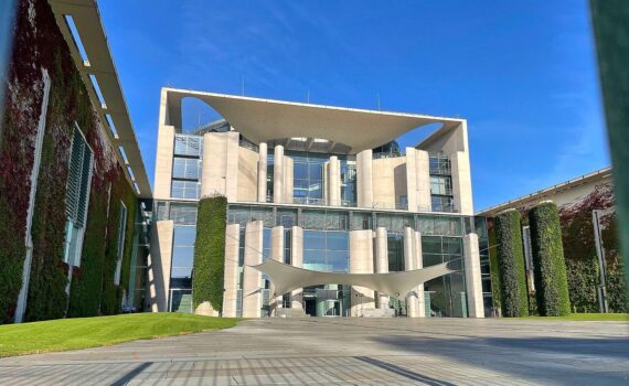 Bundeskanzleramt in Berlin, Kanzleramt-Archivfoto; Treffen von EU-Staatschefs zu EU-Finanzrahmen im Hintergrund.