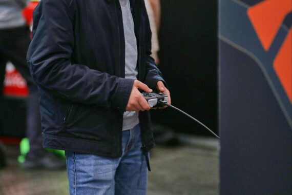 Gaming-Controller im Archiv, Symbol für durchschnittliche Ausgaben deutscher Gamer für Computer- und Videospiele.