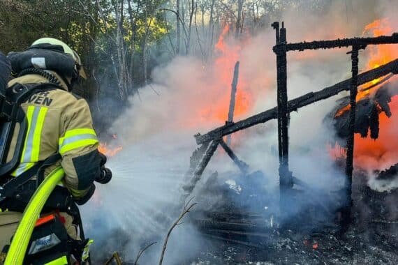 Vollbrand einer Gartenlaube in Bremerhaven, Feuerwehr im Einsatz, Rauch und Funkenflug, Archivfoto.