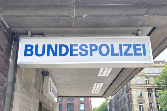 Bundespolizei am Flughafen Leipzig: Drohnen-Vorfall, Technik und Alarmsysteme im Einsatz (Archivfoto).