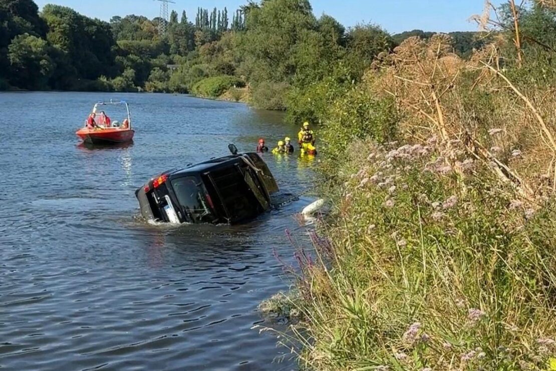 Geländewagen rollt in Hattingen in die Ruhr