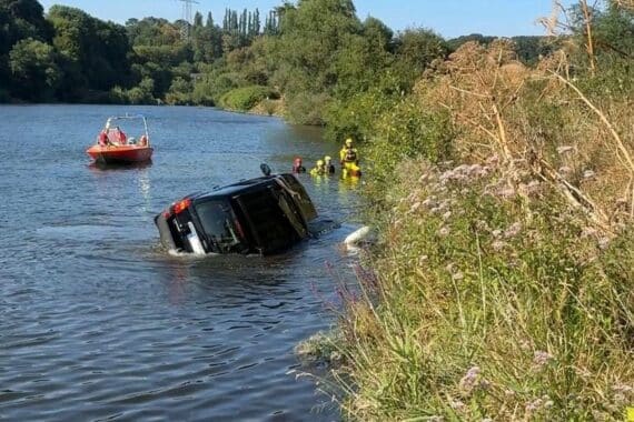 Geländewagen im Flussbett der Ruhr, Feuerwehr/Retter am Einsatzort, Boote der DLRG (Archivfoto).