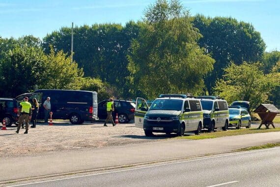 Polizei und Bundeswehr kontrollieren gemeinsam Fahrzeuge in Munster: Verkehrskontrolle (Archiv), inklusive Drogenverdacht.