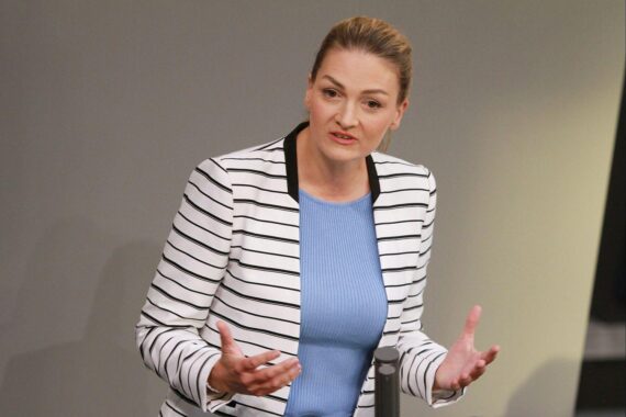 Judith Gerlach spricht in München über Neugeborenen-Screening auf Mukoviszidose in Bayern.