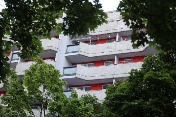 Mehrfamilienhaus mit Balkonen (Archivfoto), Symbol für steigende Immobilienfinanzierungen in Deutschland.