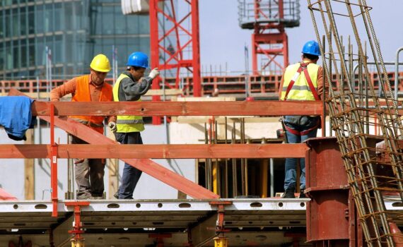 Bauarbeiter im Archiv, Baustelle; Hintergrund: leicht verbessertes Geschäftsklima im deutschen Wohnungsbau.