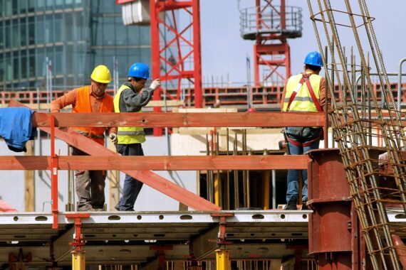 Bauarbeiter im Archiv, Baustelle; Hintergrund: leicht verbessertes Geschäftsklima im deutschen Wohnungsbau.