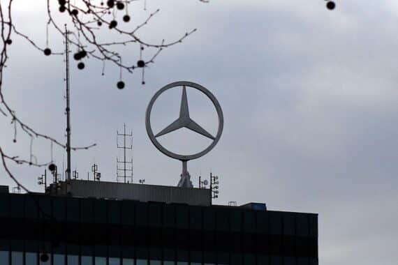 Mercedes-Stern über Daimler Truck: Gewinnrückgang und neuer US-Werksbau 2026–2029.