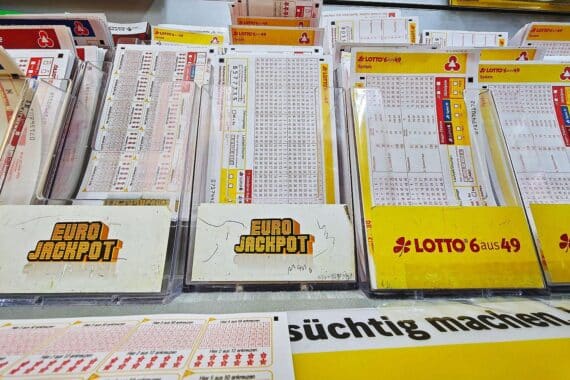 Spielscheine für Eurojackpot mit Gewinnzahlen: 5, 26, 28, 30, 40 sowie Eurozahlen 3 und 6.