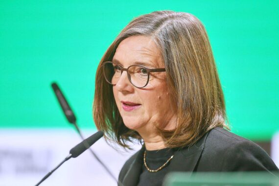 Katrin Göring-Eckardt (Archiv) vor Berlin, Thematisierung von Mauer und DDR-Unterschieden.