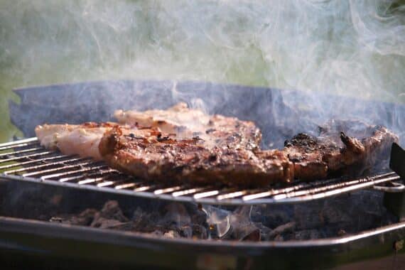Grillen verboten in Marburg: Steak auf Grill (Archiv) als Warnbild vor Wald- und Wiesenbrandgefahr.