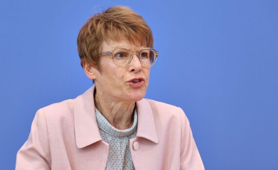 Veronika Grimm (Siemens Energy-Aufsichtsrätin), Interview über Deutschlands Wirtschaft; Bild im Archivstil.