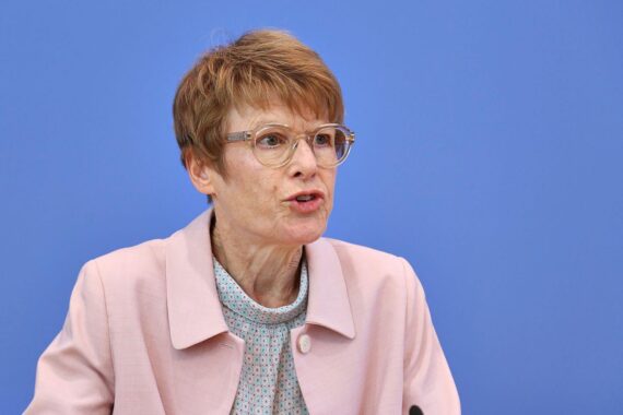 Veronika Grimm (Siemens Energy-Aufsichtsrätin), Interview über Deutschlands Wirtschaft; Bild im Archivstil.