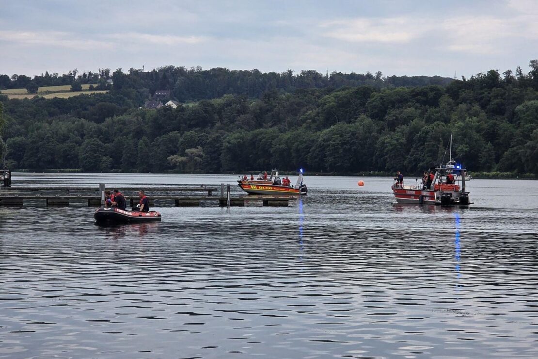 Großeinsatz in Essen wegen zurückgelassener Kleidung am Ruhrufer
