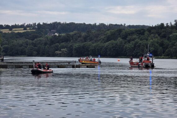 Wasserrettungseinsatz an der Ruhr in Essen-Überruhr-Hinsel: Einsatzkräfte suchen nach vermisster Person.