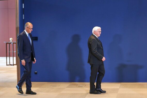 Friedrich Merz und Frank-Walter Steinmeier (Archivfoto), Fokus auf Suche nach Nachfolgerin/Bundespräsidentin.
