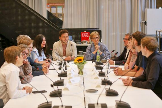 Grüne Vorstandsklausur in Berlin: Hitzeschutz mit Baumförderung, Entsiegelung und Klima-Maßnahmen im Bild.