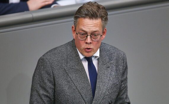 Konstantin von Notz im Archivfoto, während über Reform der Nachrichtendienste und parlamentarische Kontrolle diskutiert wird.