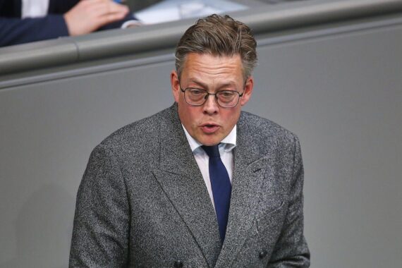 Konstantin von Notz im Archivfoto, während über Reform der Nachrichtendienste und parlamentarische Kontrolle diskutiert wird.