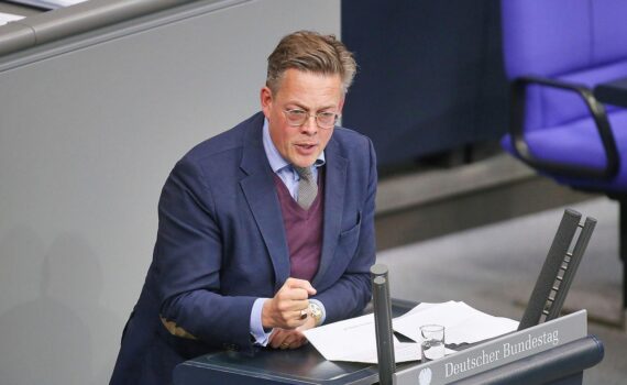 Konstantin von Notz vor Thema Drohnenabwehr: neues Technologiezentrum Cochstedt, Zentralisierung, klare Zuständigkeiten.