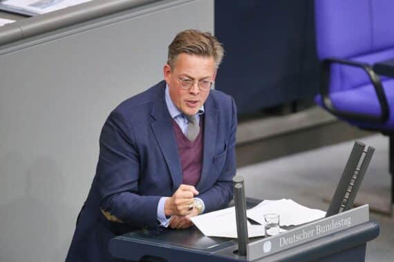 Konstantin von Notz vor Thema Drohnenabwehr: neues Technologiezentrum Cochstedt, Zentralisierung, klare Zuständigkeiten.
