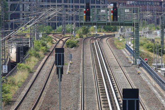 Gleise im Archiv: Grüne fordern mehr Schieneninvestitionen bei bonusgekoppelten Bahnmanager-Zielen.