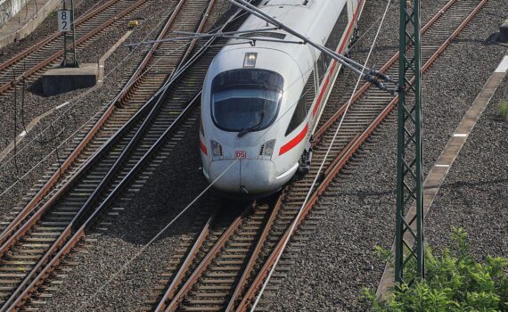ICE-Zug auf einer Bahnstrecke (Archiv), Symbol für regulierten Fernverkehr in Deutschland.