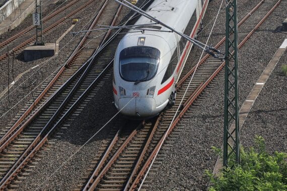 ICE-Zug auf einer Bahnstrecke (Archiv), Symbol für regulierten Fernverkehr in Deutschland.