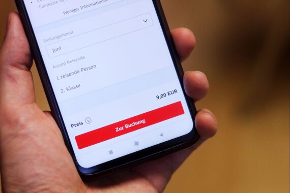 Bahn-App auf Smartphone; Deutsche Bahn Navigator: keine Tickets anderer Anbieter, Kritik und Kundenkommunikation.