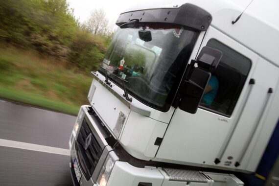 Lkw im Archiv: Diskussion über Aussetzung des Sonn- und Feiertagsfahrverbots wegen Niedrigwasser auf Flüssen.