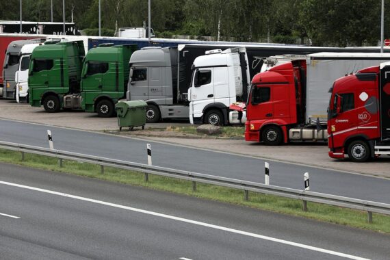 Lkw auf der Straße (Archiv), Diskussion über Lockerung des Sonn- und Feiertagsfahrverbots wegen Niedrigwasser.
