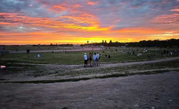 Tempelhofer Feld in Berlin: Vorplatz-Bühne mit Technik; Werner Grafs Idee für große Konzerte.