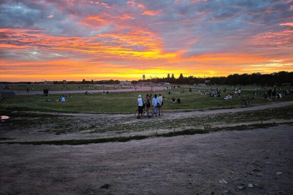 Tempelhofer Feld in Berlin: Vorplatz-Bühne mit Technik; Werner Grafs Idee für große Konzerte.